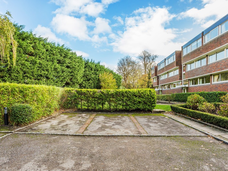 2 Bed Apartment To Rent in Reigate